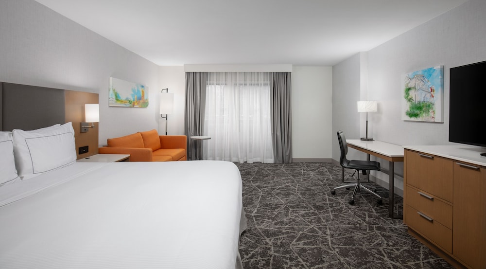 Deluxe Room, 1 King Bed, Accessible - Photo 2