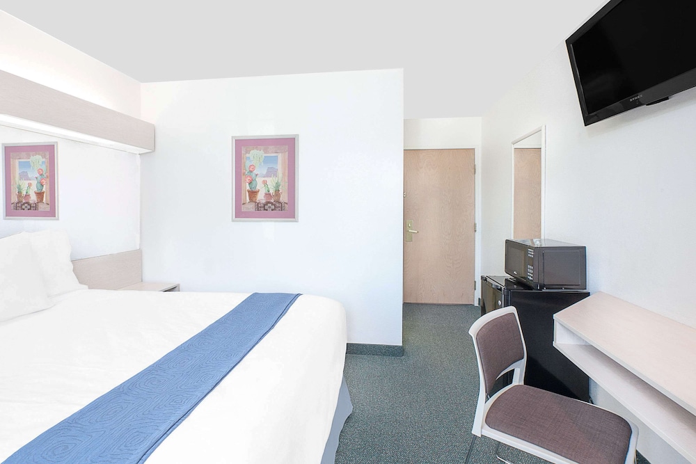 Standard Room, 1 Queen Bed, Non Smoking - Photo 2