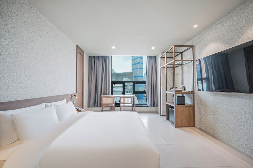 Deluxe Double Room, 1 King Bed, Non Smoking, City View
