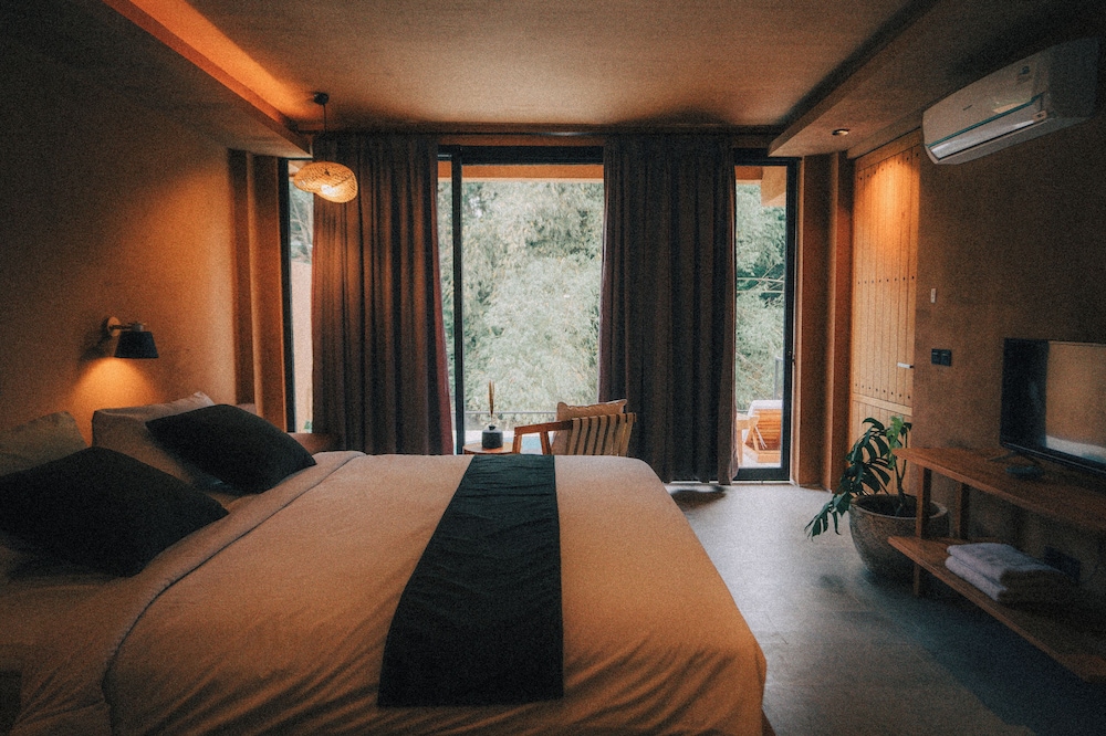 River pool studio