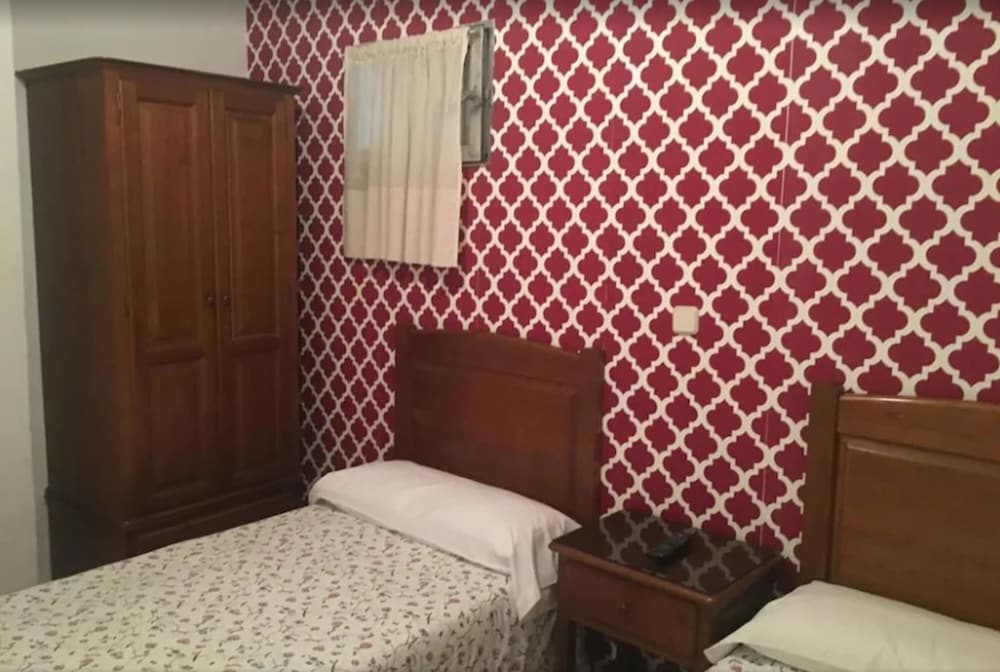 Basic Triple Room, Private Bathroom photo 3
