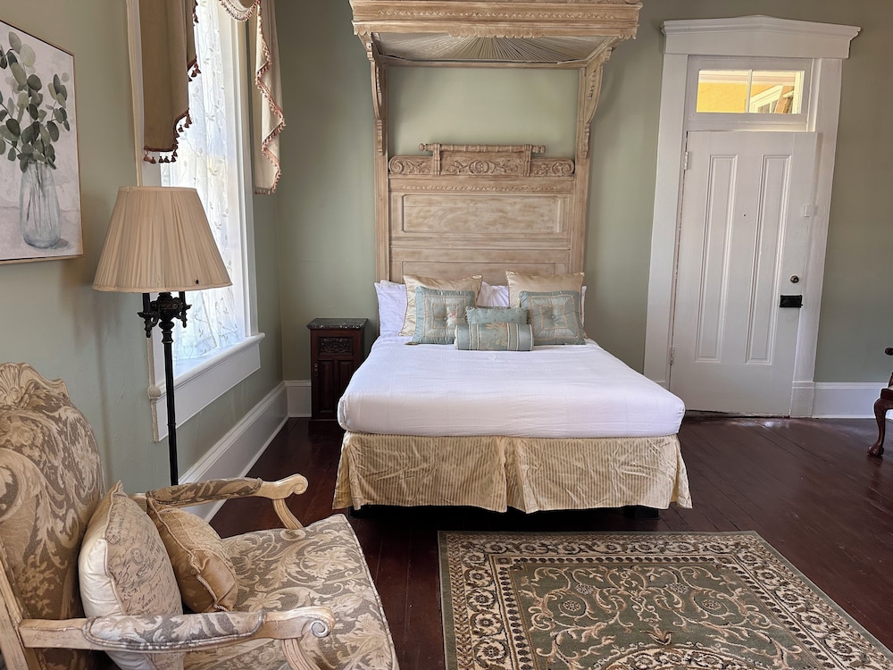 Uncle Henry's Room Room 8