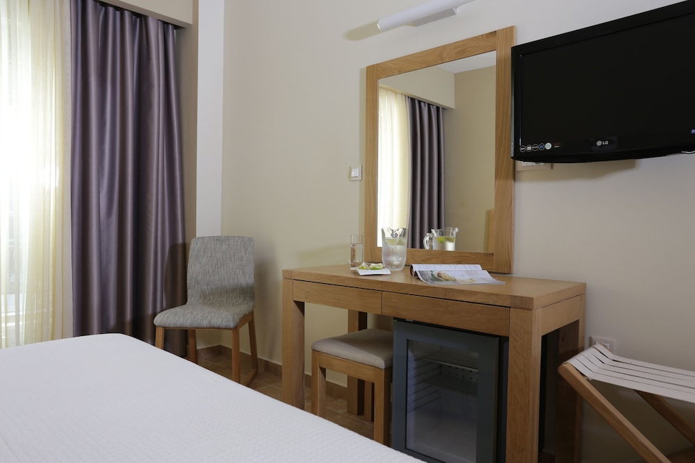 Standard Double Room, Partial Sea View photo 2