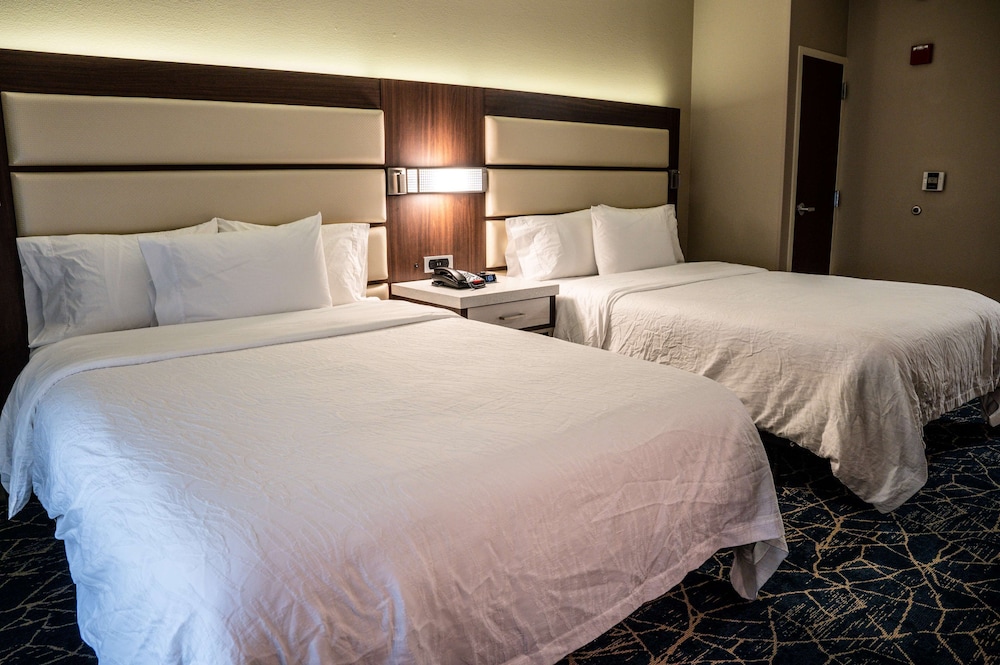 2 Queen Bed Accessible with Bath tub - Photo 11