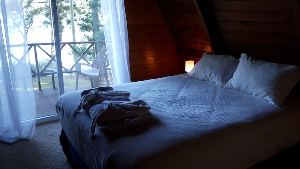Comfort Chalet, 2 Bedrooms, Fireplace, Ocean View photo 1