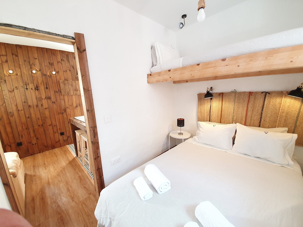 Traditional Condo, 2 Bedrooms, Pool Access, Beachside (8) photo 2