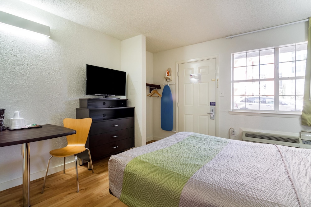 Deluxe Suite, 1 King Bed, Non Smoking, Kitchenette - Photo 3