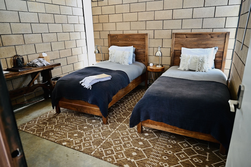 Design Room, 2 Twin Beds, Refrigerator, Annex Building photo 1
