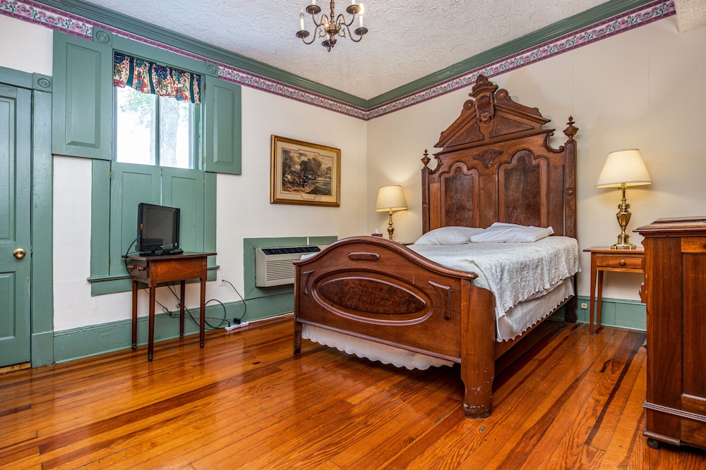 18 - Shenandoah Guest Room