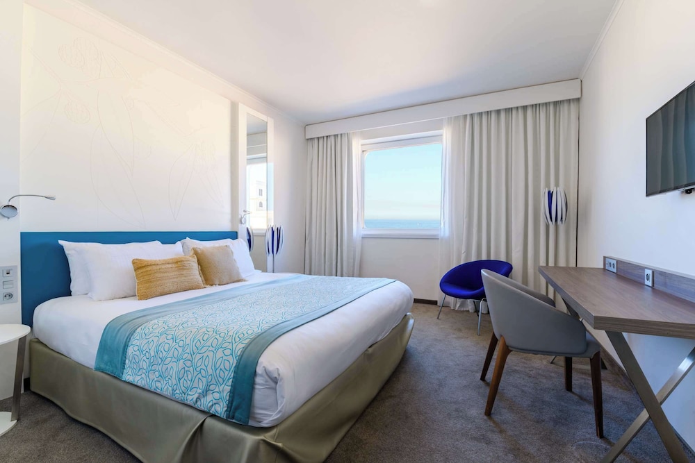 Superior Room, 1 King Bed, Sea View thumbnail 5
