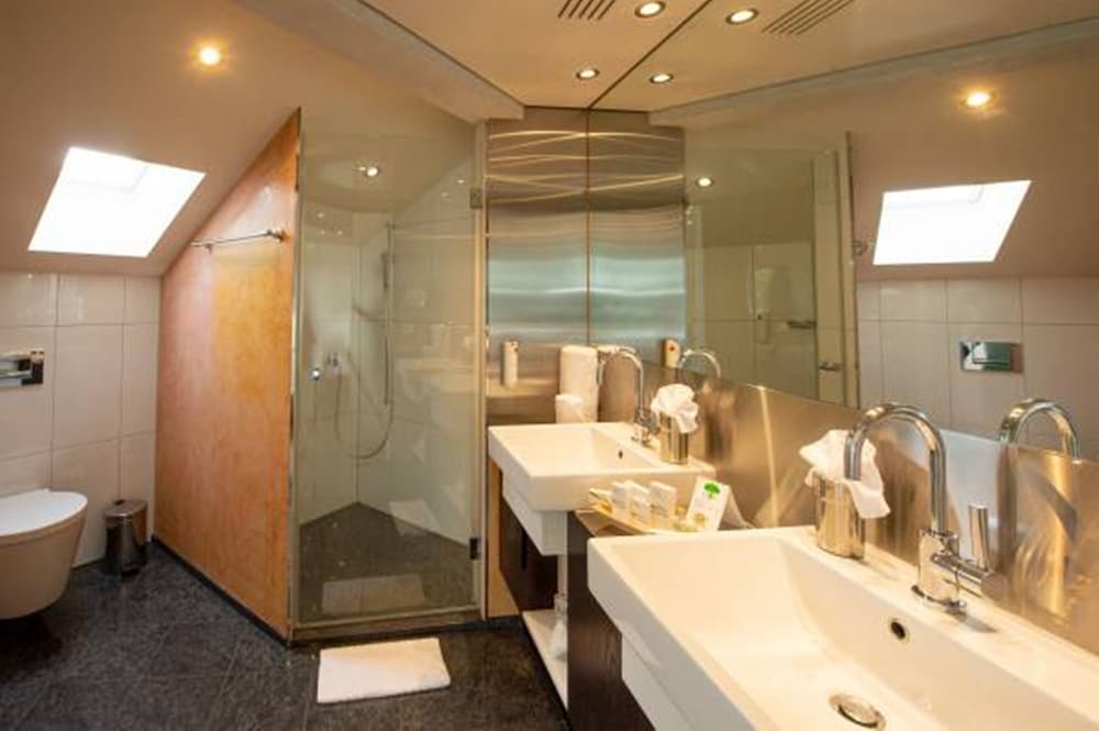 Tower Suite with City View thumbnail 5