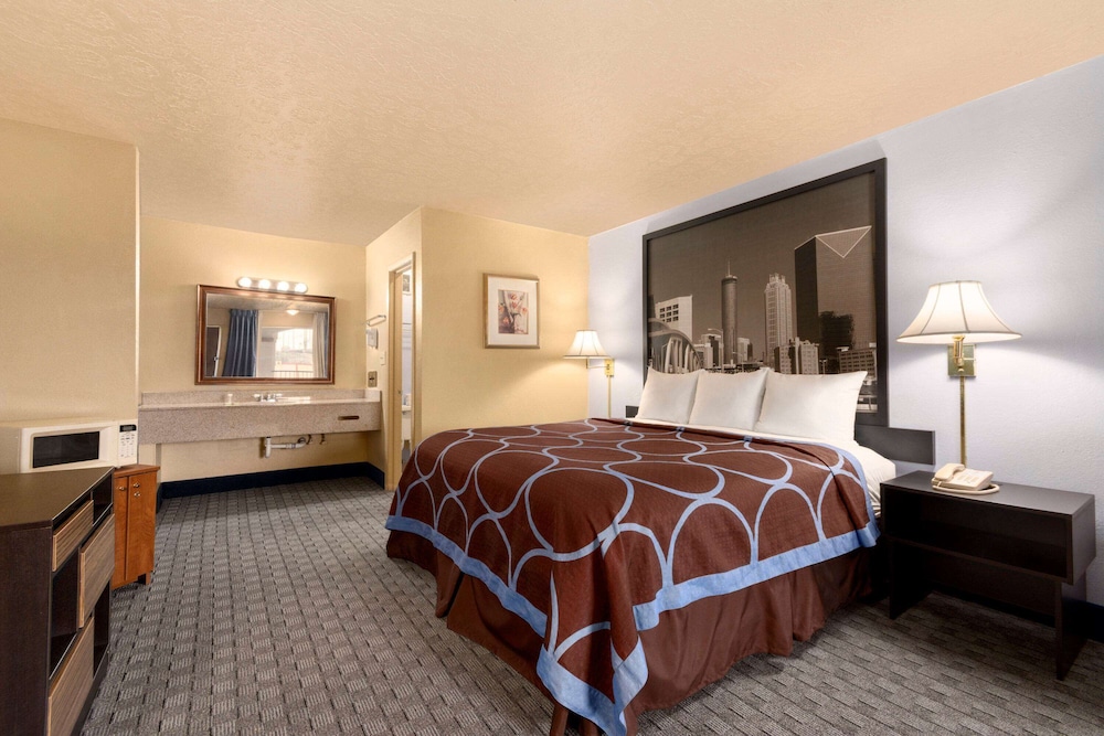 Room, 1 King Bed, Smoking - Photo 1