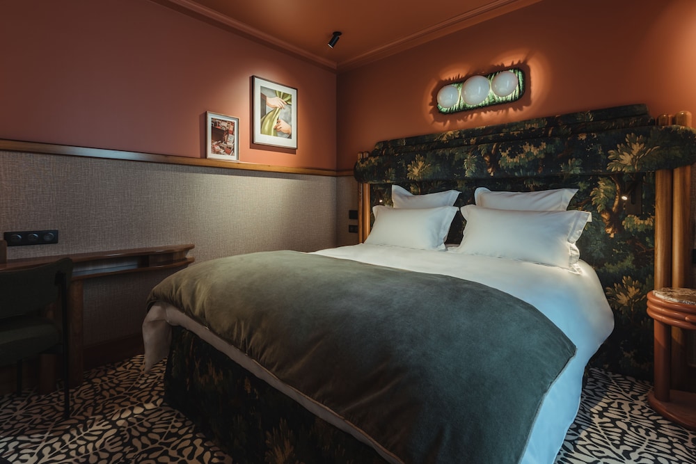 Suite, Ensuite photo 2