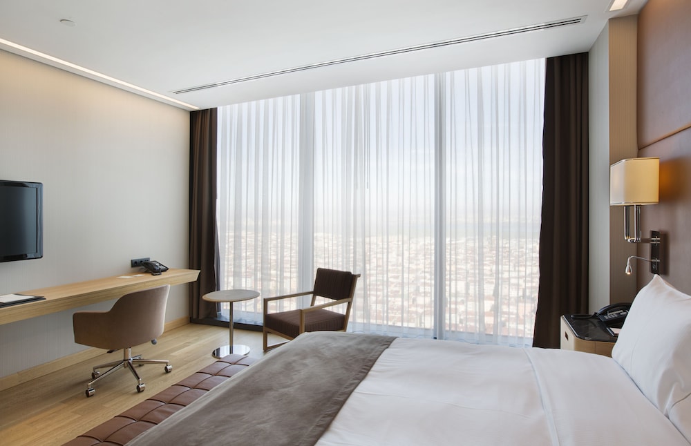 Premium Room, 1 King Bed, Lake View photo 2