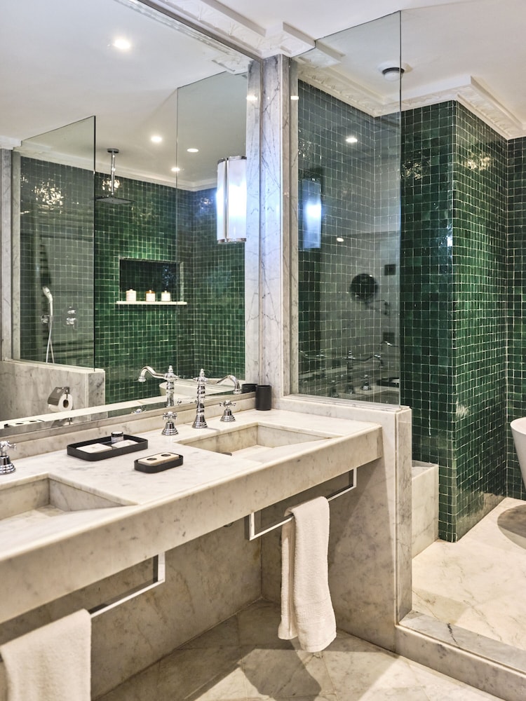 Executive Room - Photo 11