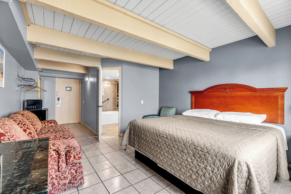 Streetside King Room photo 1