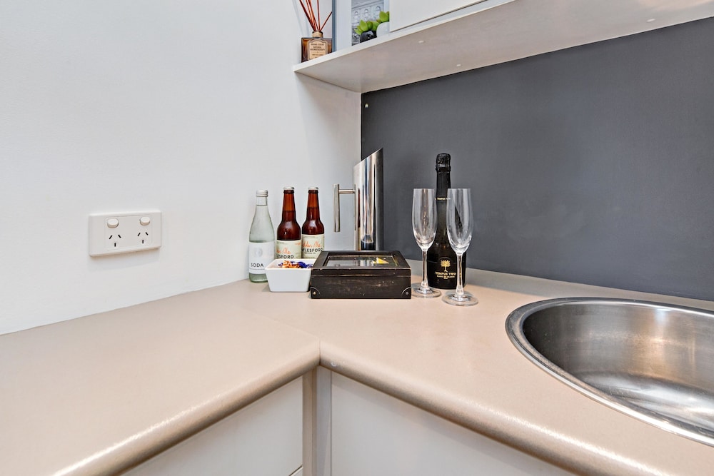 Junior Apartment, 1 Queen Bed, Non Smoking, Kitchenette photo 2