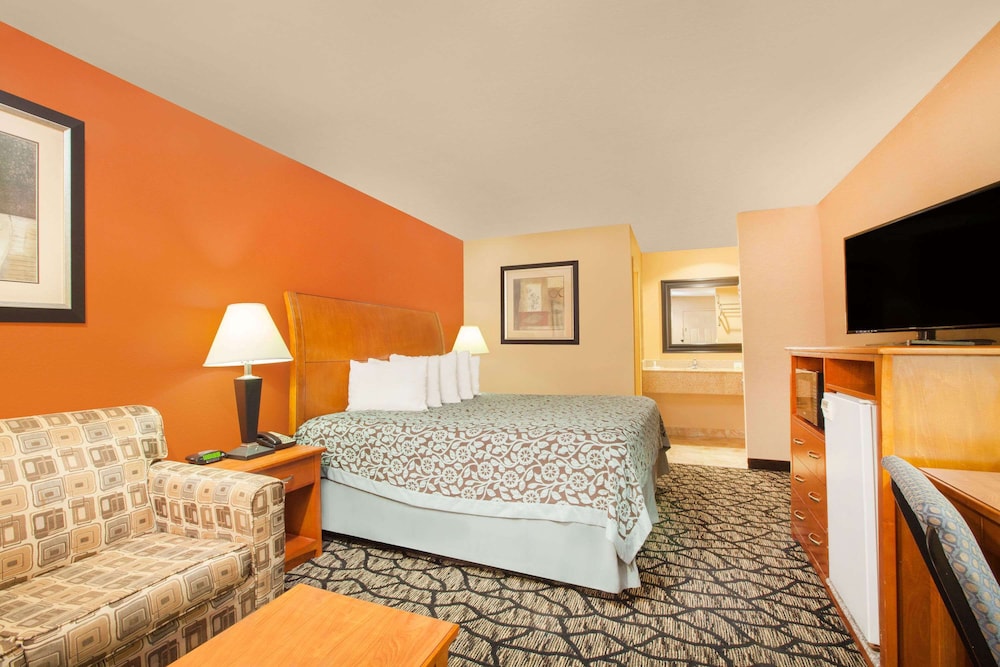 Room, 1 King Bed, Smoking - Photo 4