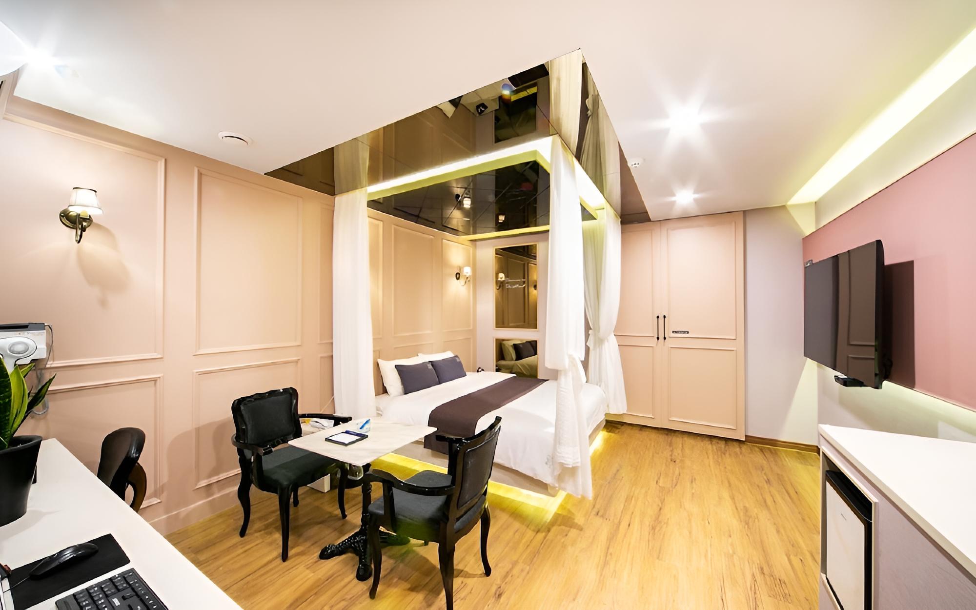 Room (VVIP (Netflix personal account Large ) - Photo 23