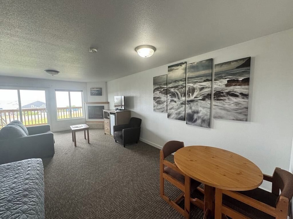 Standard Studio, 1 King Bed, Balcony, Partial Ocean View photo 3