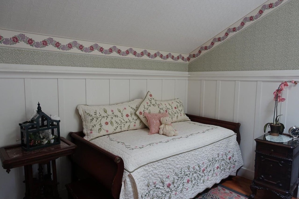 Standard Room, 1 King Bed, Non Smoking (Garden Gable) photo 2