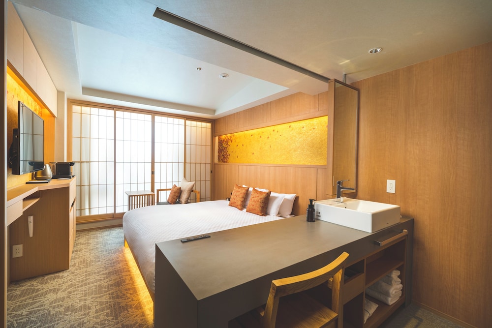 Superior Room, 1 King Bed, Non Smoking, Bathtub - Photo 7