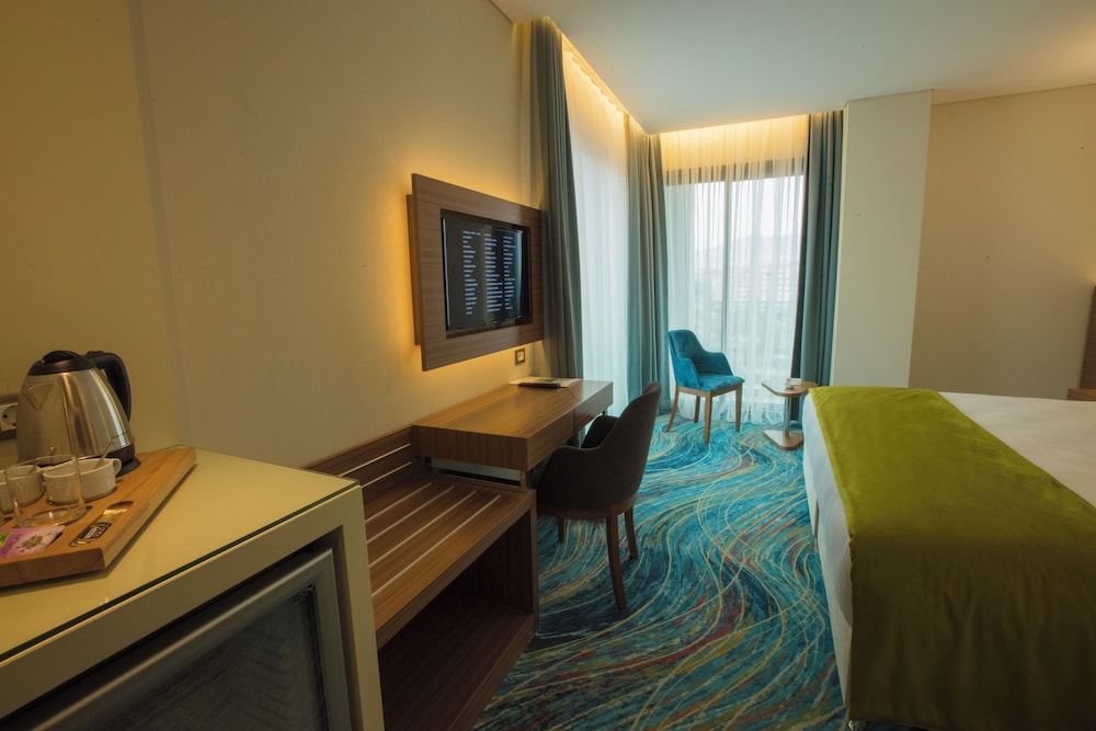 Deluxe Room, Multiple Beds thumbnail 6