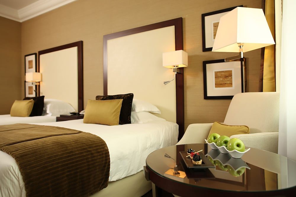 Deluxe Room, 1 King Bed photo 3