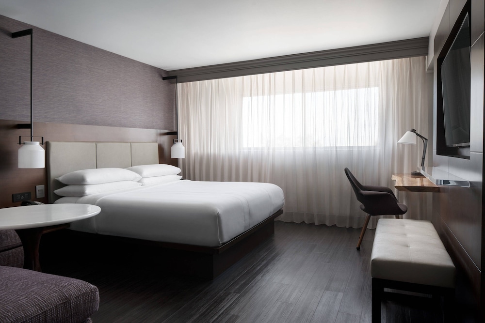 Room, 1 King Bed (Mobility Accessible, Tub) - Photo 6