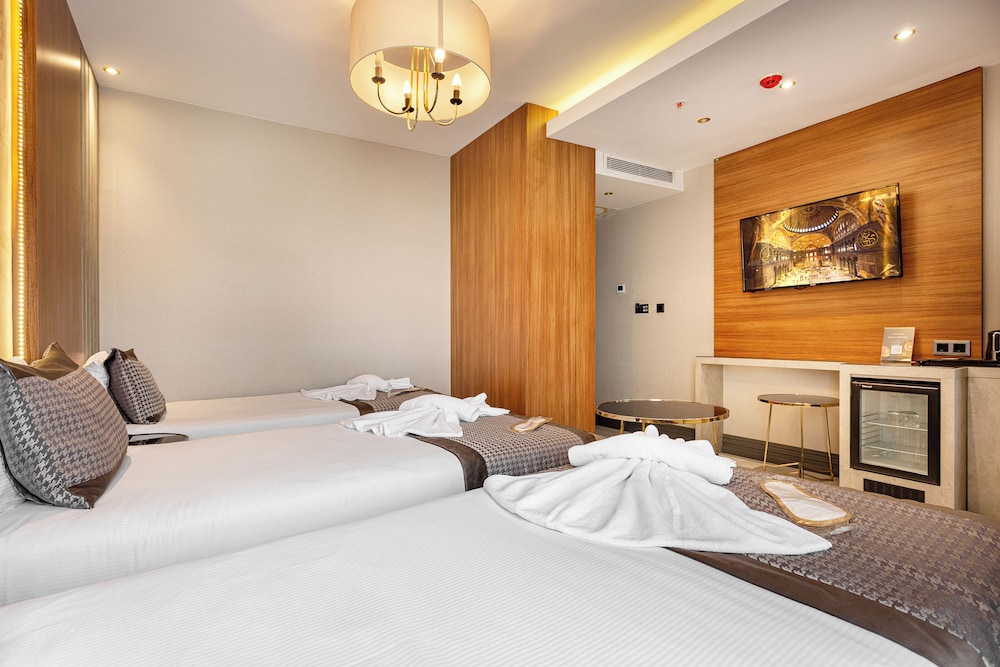 Economy Triple Room photo 3