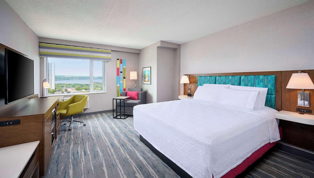 Room, 1 King Bed, Accessible (Roll-In Shower)