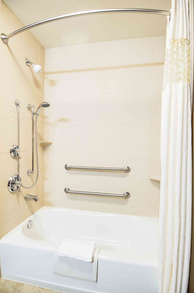 Room, 2 Queen Beds, Accessible, Non Smoking - Photo 4