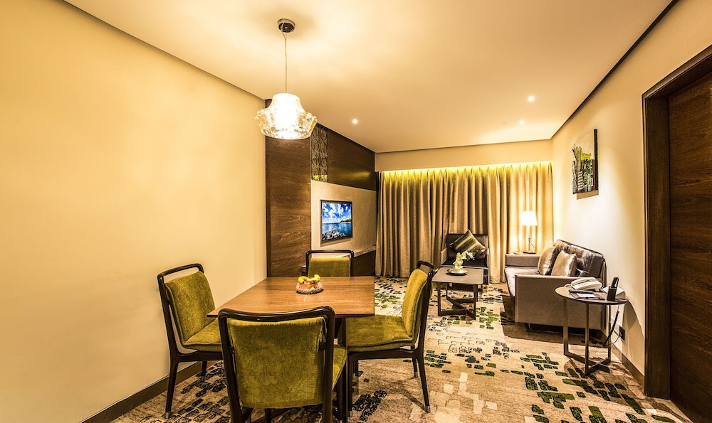 Suite Room with Airport Transfer - Photo 5