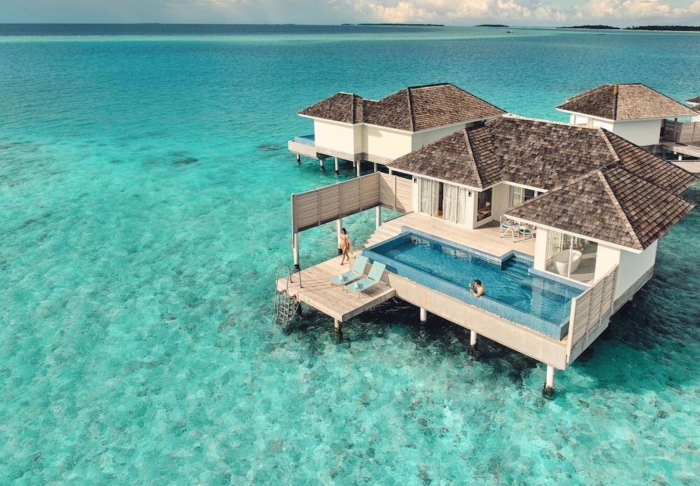 Sunset Aqua Pool Suite