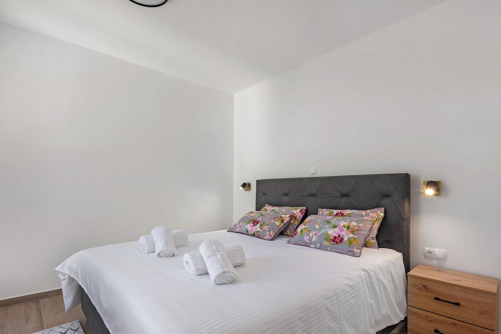Family Apartment, Multiple Bedrooms, Sea Facing (Seafront Apartment Nana 2)