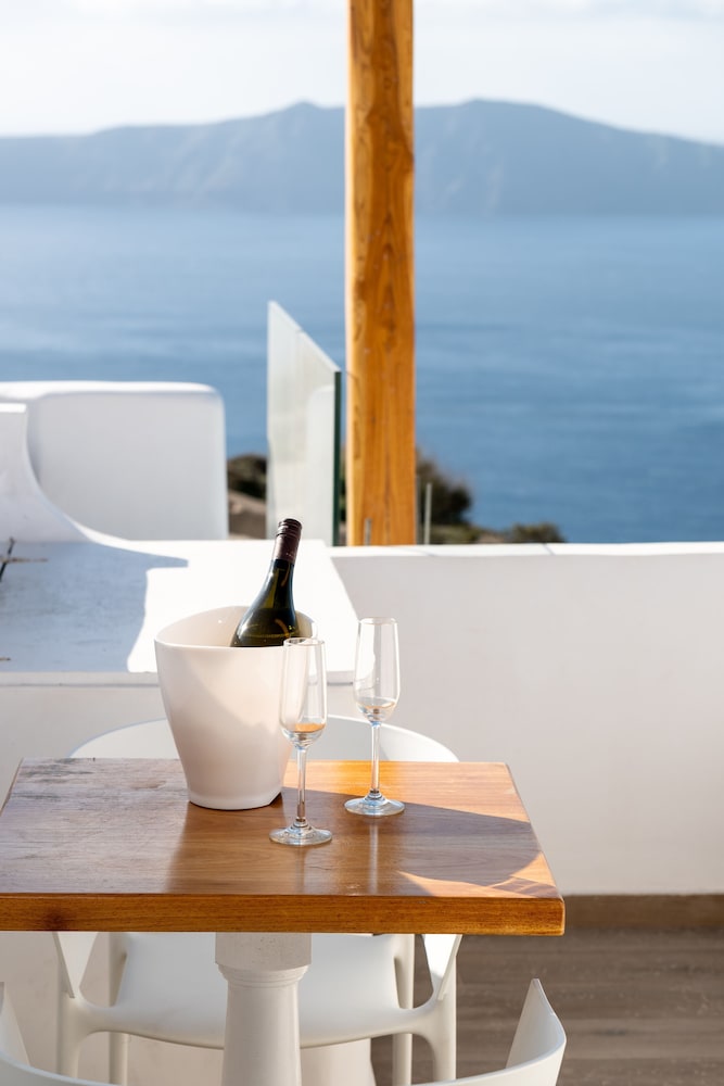 Honeymoon Suite with Plunge Pool & Caldera View - Photo 8