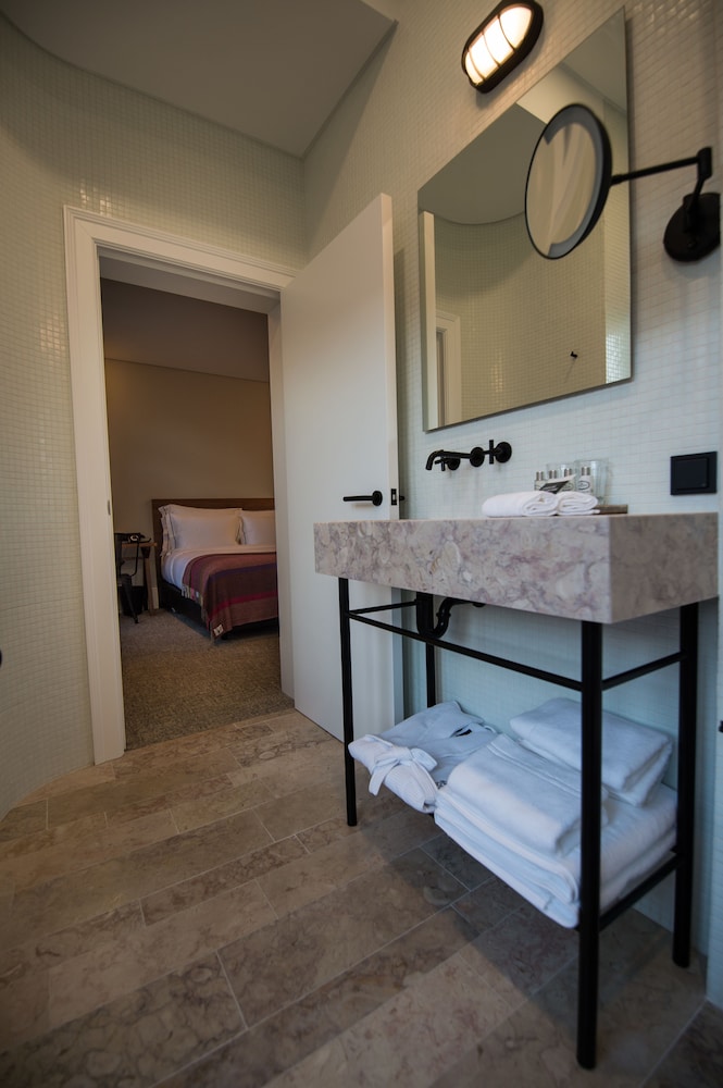 Double Room (Square)