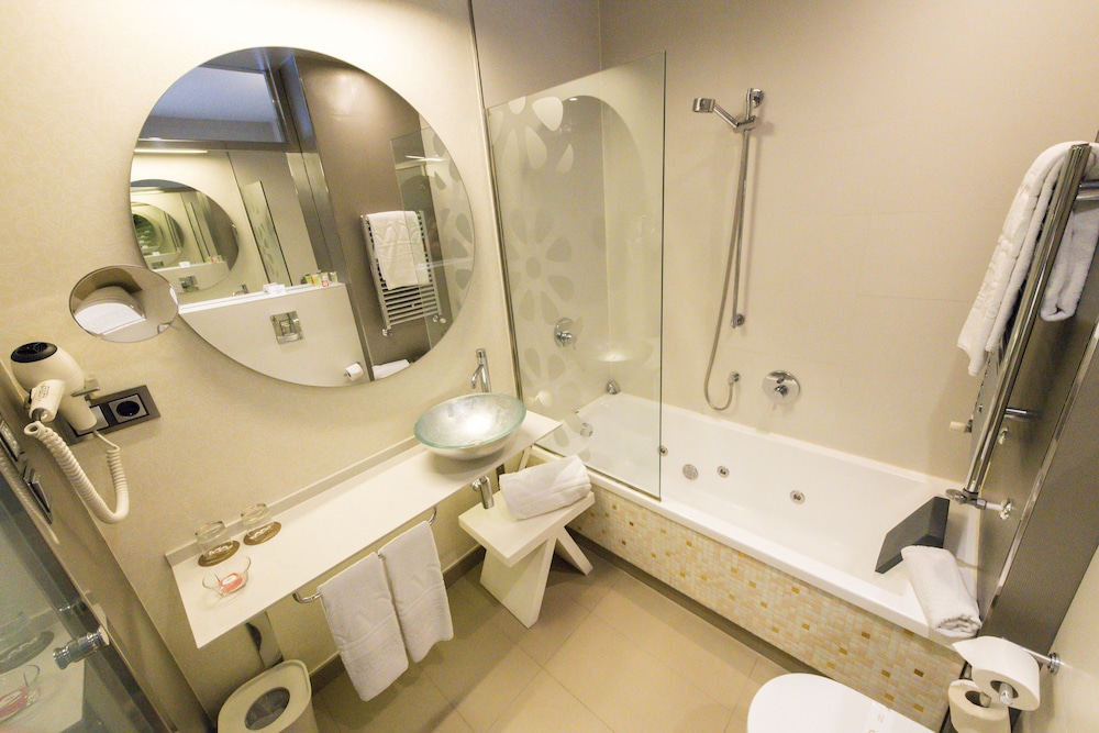 Economy Room, 1 Queen Bed, Jetted Tub