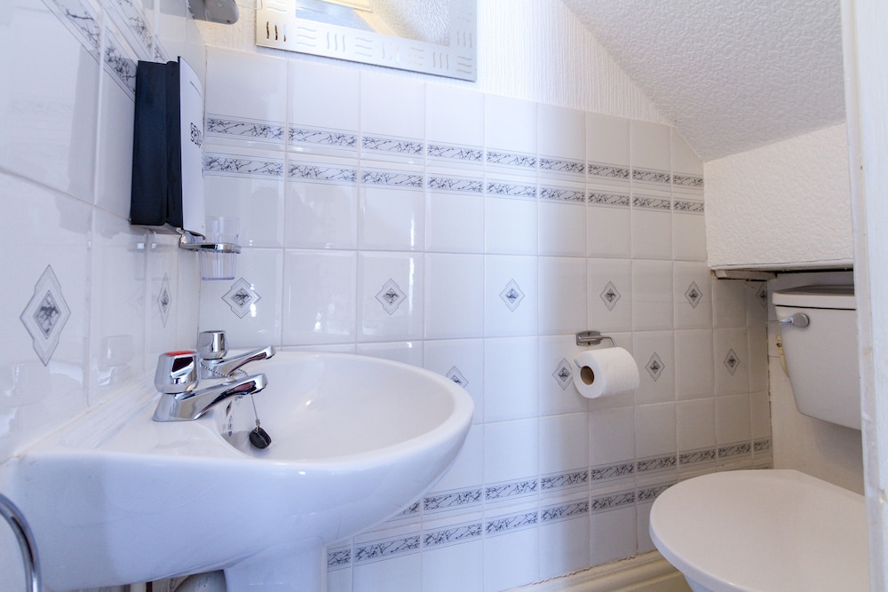 Standard Twin Room, Ensuite (Age 35 and older) photo 3