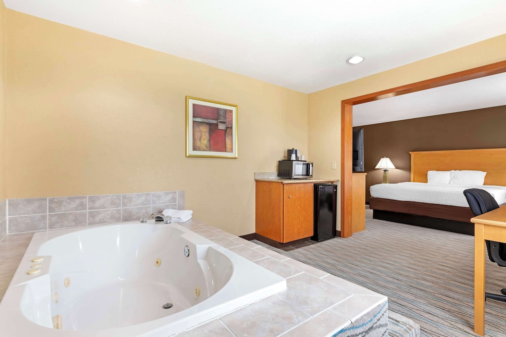 Honeymoon Suite, 1 King Bed with Sofa bed, Non Smoking, Jetted Tub (with Sofabed) - Photo 1