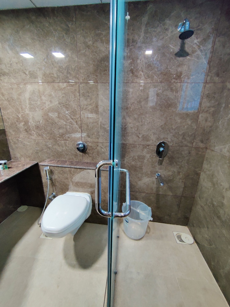 Deluxe Double Room with Balcony - Photo 4
