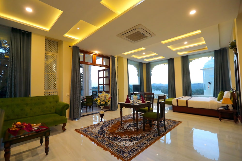 Honeymoon Suite - Photo 1
