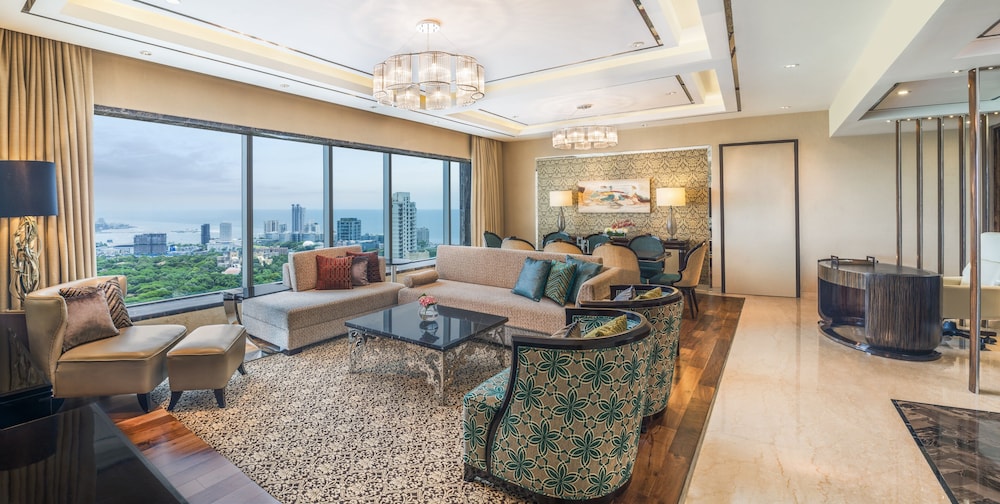 Suite, 1 King Bed thumbnail 6