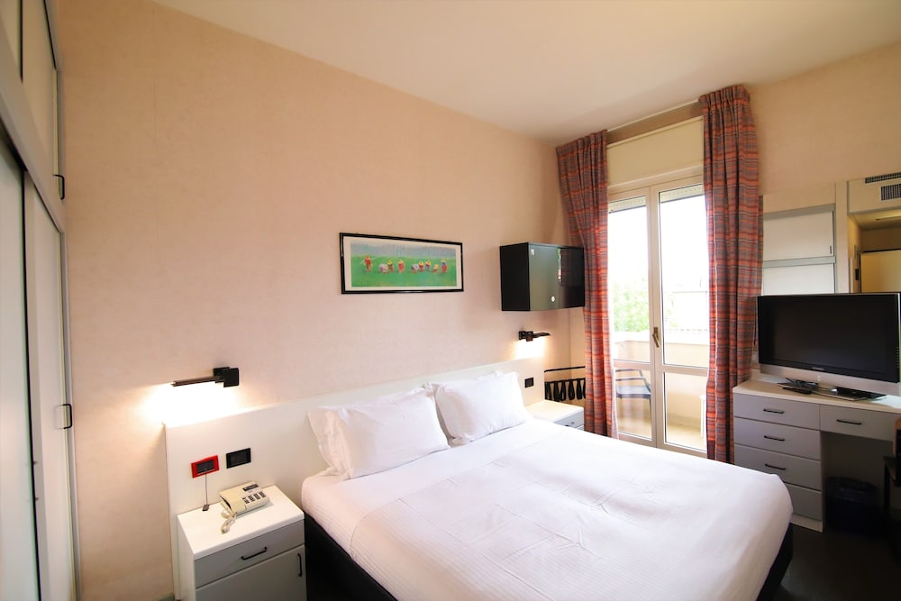 Standard Double Room Single Use photo 2