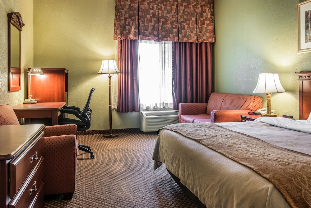 Standard Room, 1 King Bed, Non Smoking - Photo 3