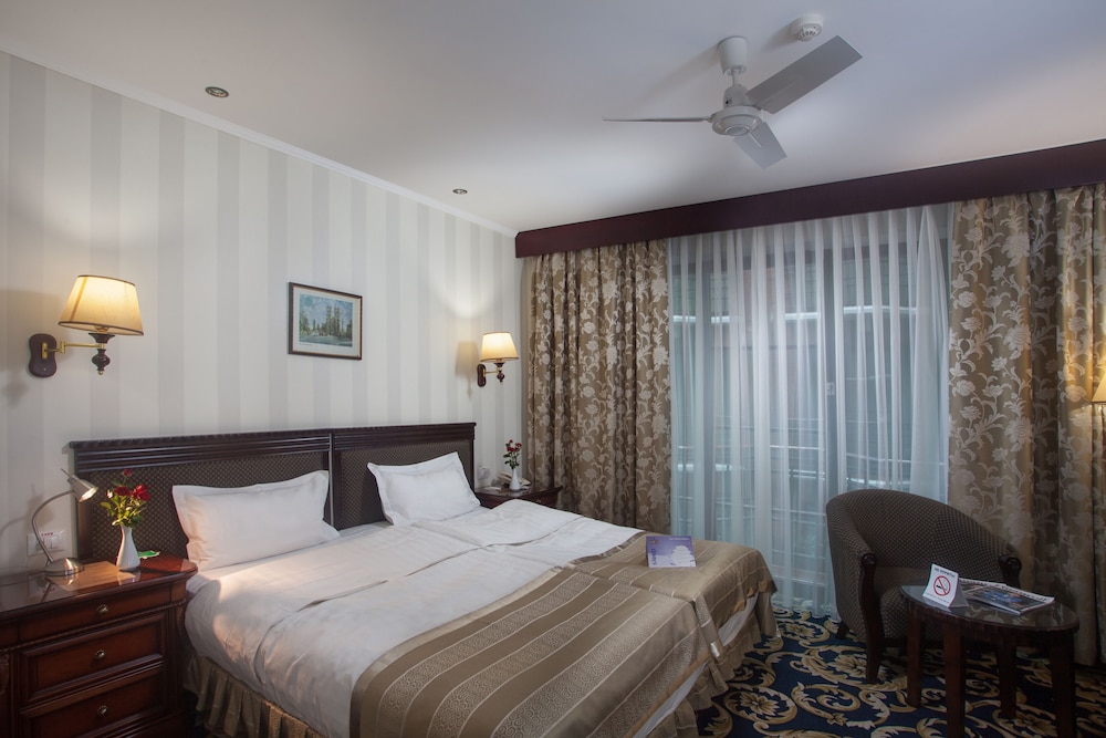 Economy Room, 1 King Bed, Non Smoking, Courtyard View photo 1