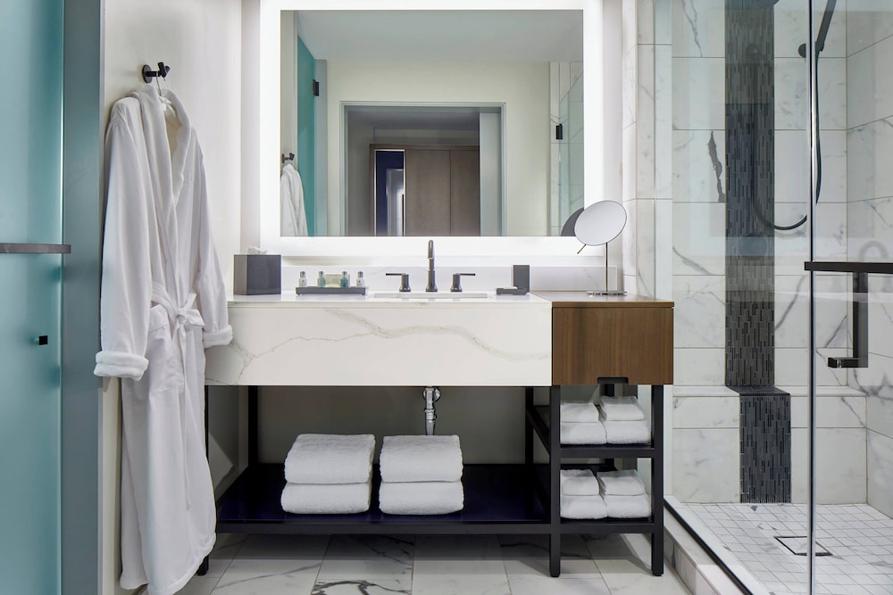 Room, 2 Queen Beds, Balcony - Photo 13