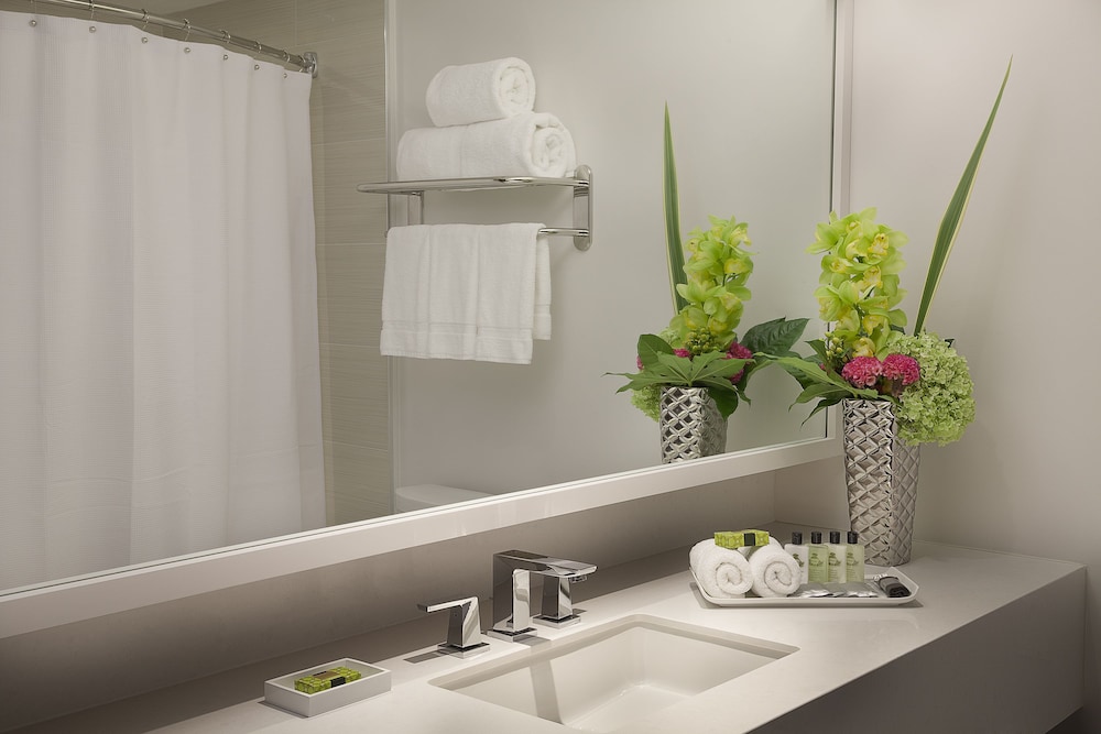 Classic Room, 1 Queen Bed, Accessible (Mobility)