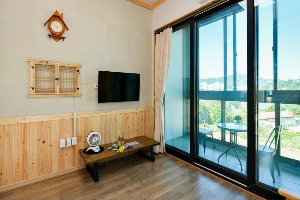 Basic Room, 1 Bedroom (204) - Photo 6