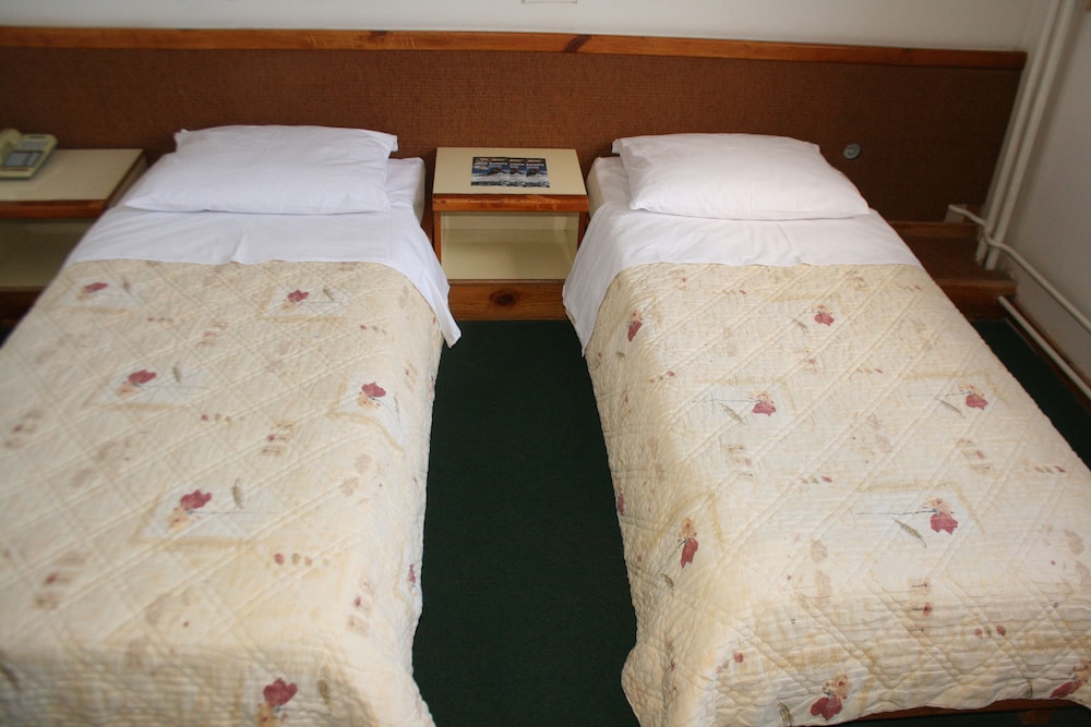 Basic Double or Twin Room, Mountain View photo 3